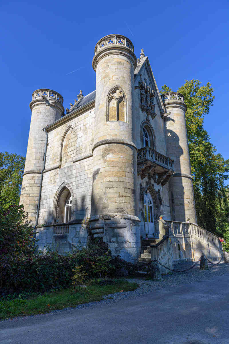 Francia - Chantilly 45 - Étangs de Commelles - castillo de la Reina Blanca.jpg